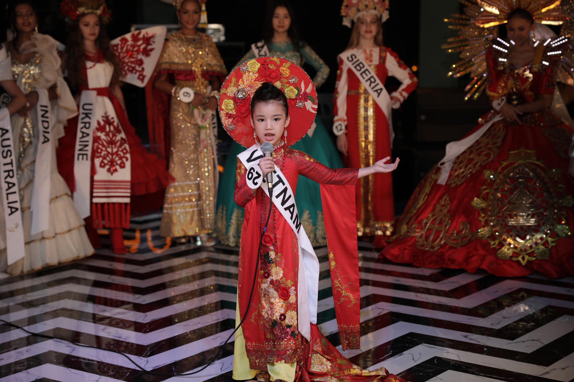 “Hoa hậu Hoàn vũ nhí 2019” Bảo Anh sau đăng quang: Cô Phạm Hương đã truyền cảm hứng để đi thi từ năm 3 tuổi - Ảnh 6. “Hoa hậu Hoàn vũ nhí 2019” Bảo Anh sau đăng quang: Cô Phạm Hương đã truyền cảm hứng để đi thi từ năm 3 tuổi - Ảnh 6.