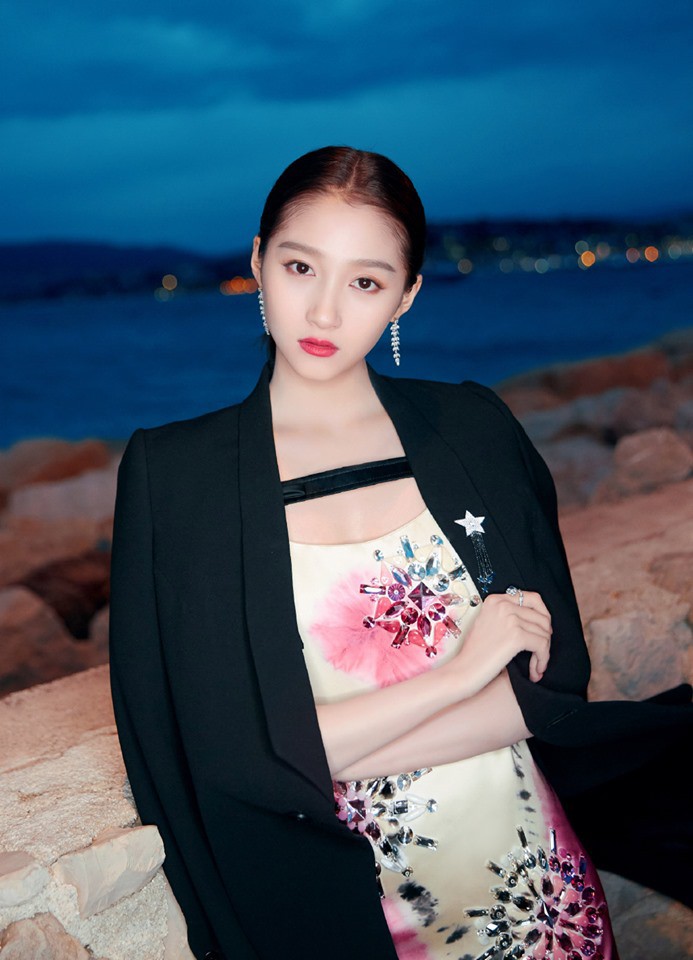 Sự kiện bên lề Cannes: Ming Xi - Sui He cạnh tranh sắc vóc khốc liệt, Lưu Đào - Quan Hiểu Đồng chẳng chịu lép vế - Ảnh 19. Sự kiện bên lề Cannes: Ming Xi - Sui He cạnh tranh sắc vóc khốc liệt, Lưu Đào - Quan Hiểu Đồng chẳng chịu lép vế - Ảnh 19.
