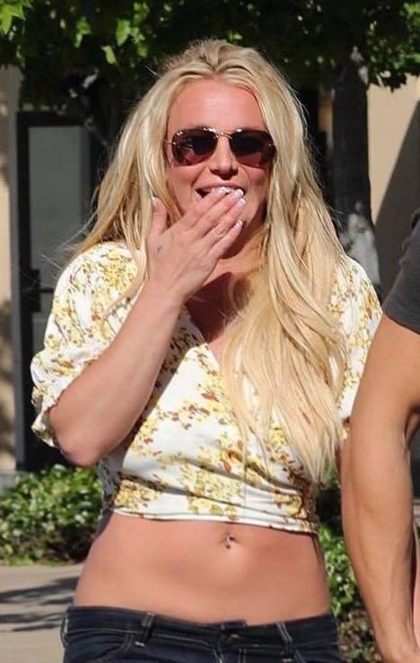 Britney bất ngờ tươi cười tuy&ecirc;n bố sẽ trở lại sớm sau khi quản l&yacute; bảo sắp giải nghệ: fan biết tin ai b&acirc;y giờ? - Ảnh 2.