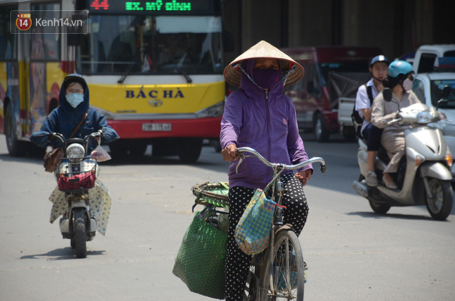 Ảnh: Người d&acirc;n Thủ đ&ocirc; vật v&atilde;, t&igrave;m đủ mọi c&aacute;ch để trốn c&aacute;i nắng hơn 40 độ - Ảnh 2.