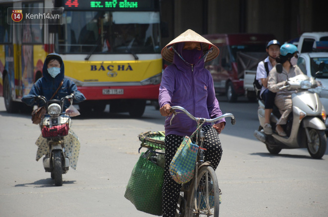 Ảnh: Người dân Thủ đô vật vã, tìm đủ mọi cách để trốn cái nắng hơn 40 độ - Ảnh 2.