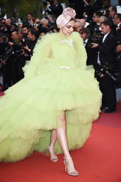 Ngày 4 Cannes: Bella Hadid diễn sâu hết cỡ bên sao nữ Ấn Độ trội nhất thảm đỏ, Thánh lố hoa lá hẹ xuất hiện - Ảnh 6.