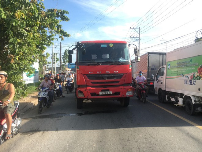 Nam thợ hồ đi xe máy bị xe container cán qua đầu, chết thương tâm ngày cuối tuần - Ảnh 3.