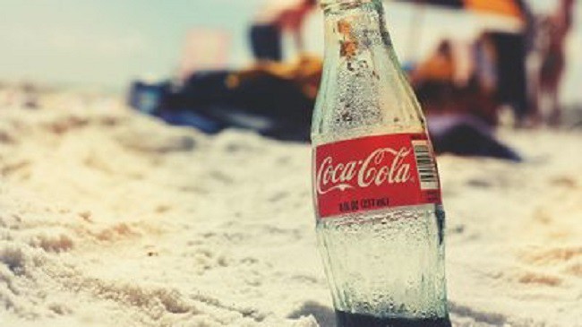 Coca-Cola đứng đầu bảng xếp hạng các thương hiệu làm rác bãi biển, McDonald góp mặt trong Top 4 - Ảnh 1.