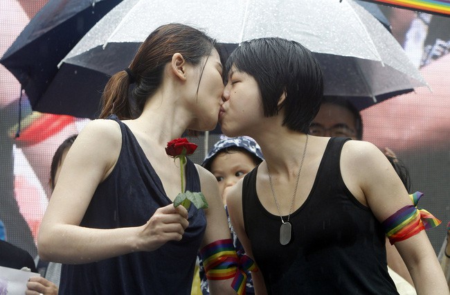Chùm ảnh: Hàng trăm người vỡ òa cảm xúc khi Đài Loan hợp pháp hóa hôn nhân đồng giới, một lần nữa tình yêu lại giành chiến thắng - Ảnh 19.