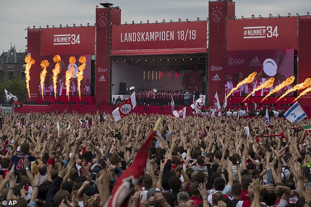 Đội trưởng 19 tuổi đẹp trai như thi&ecirc;n thần của Ajax phải cắt quần thi đấu v&igrave; đ&ugrave;i qu&aacute; to - Ảnh 11.