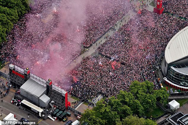 Đội trưởng 19 tuổi đẹp trai như thiên thần của Ajax phải cắt quần thi đấu vì đùi quá to - Ảnh 10.