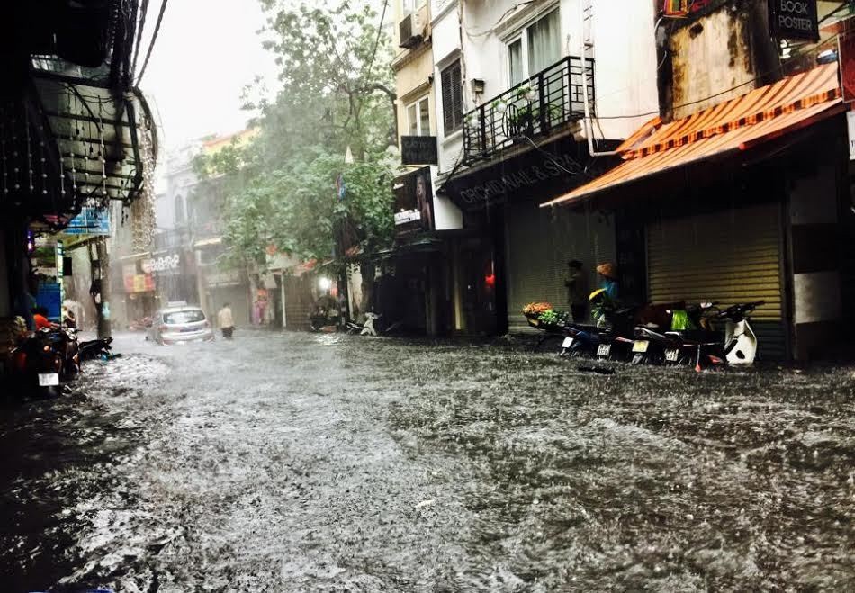 Hà Nội có mưa rào, mưa dông từ chiều mai, chính thức chấm dứt nắng nóng - Ảnh 1. Hà Nội có mưa rào, mưa dông từ chiều mai, chính thức chấm dứt nắng nóng - Ảnh 1.