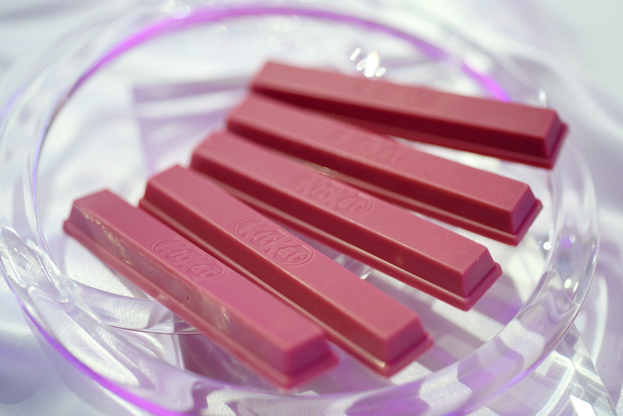Nhật Bản quả không hổ là thánh địa Kit Kat, đến cả vị đá quý như ruby hồng ngọc cũng có - Ảnh 3. Nhật Bản quả không hổ là thánh địa Kit Kat, đến cả vị đá quý như ruby hồng ngọc cũng có - Ảnh 3.