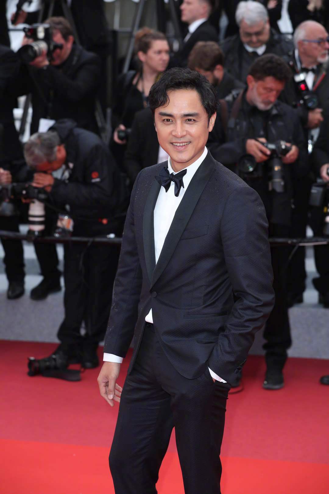 Thảm đỏ Cannes nhường spotlight cho Nick Jonas cung phụng Hoa hậu, Sui He gây sốc như không mặc gì - Ảnh 28. Thảm đỏ Cannes nhường spotlight cho Nick Jonas cung phụng Hoa hậu, Sui He gây sốc như không mặc gì - Ảnh 28.