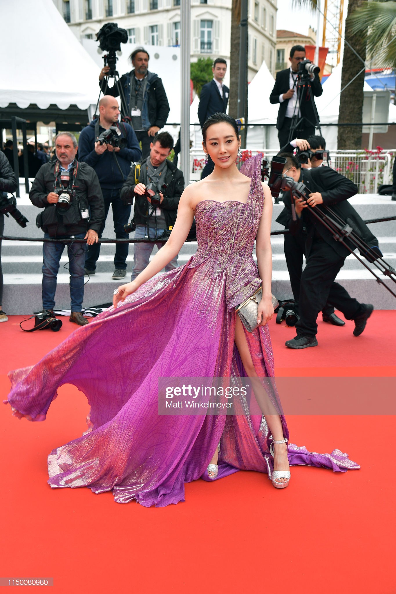 Thảm đỏ Cannes nhường spotlight cho Nick Jonas cung phụng Hoa hậu, Sui He gây sốc như không mặc gì - Ảnh 20. Thảm đỏ Cannes nhường spotlight cho Nick Jonas cung phụng Hoa hậu, Sui He gây sốc như không mặc gì - Ảnh 20.
