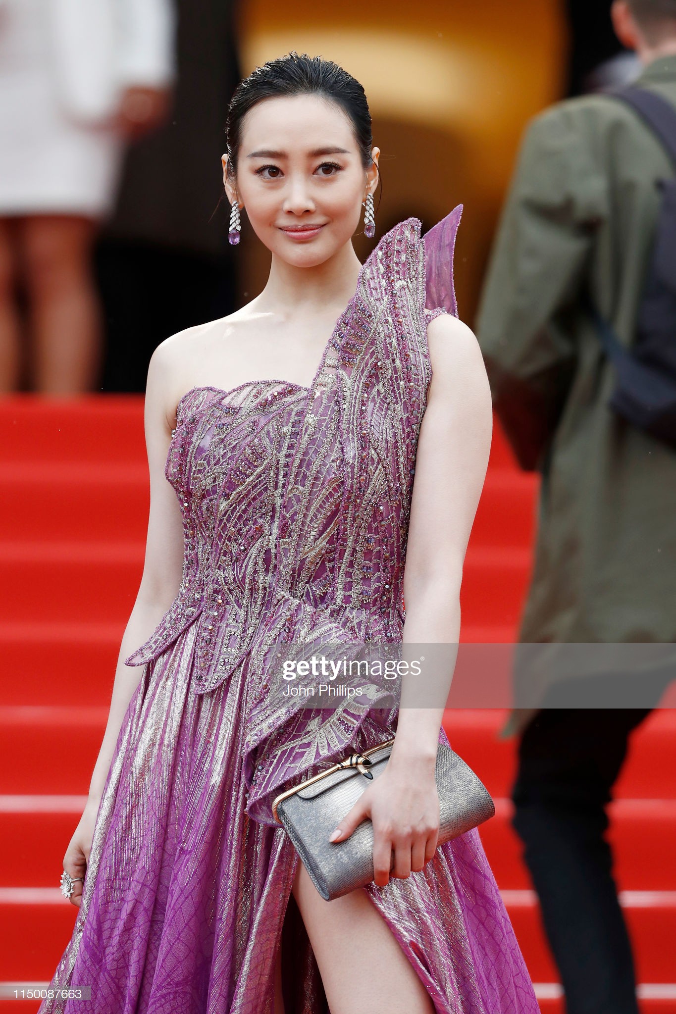 Thảm đỏ Cannes nhường spotlight cho Nick Jonas cung phụng Hoa hậu, Sui He gây sốc như không mặc gì - Ảnh 21. Thảm đỏ Cannes nhường spotlight cho Nick Jonas cung phụng Hoa hậu, Sui He gây sốc như không mặc gì - Ảnh 21.