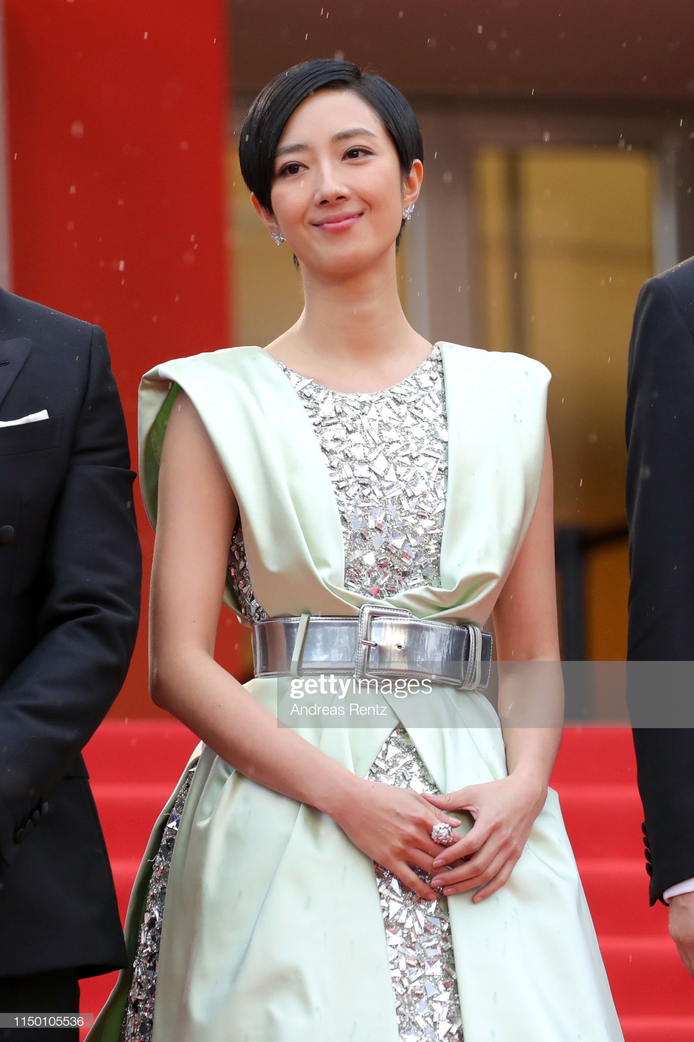 Thảm đỏ Cannes nhường spotlight cho Nick Jonas cung phụng Hoa hậu, Sui He gây sốc như không mặc gì - Ảnh 23. Thảm đỏ Cannes nhường spotlight cho Nick Jonas cung phụng Hoa hậu, Sui He gây sốc như không mặc gì - Ảnh 23.