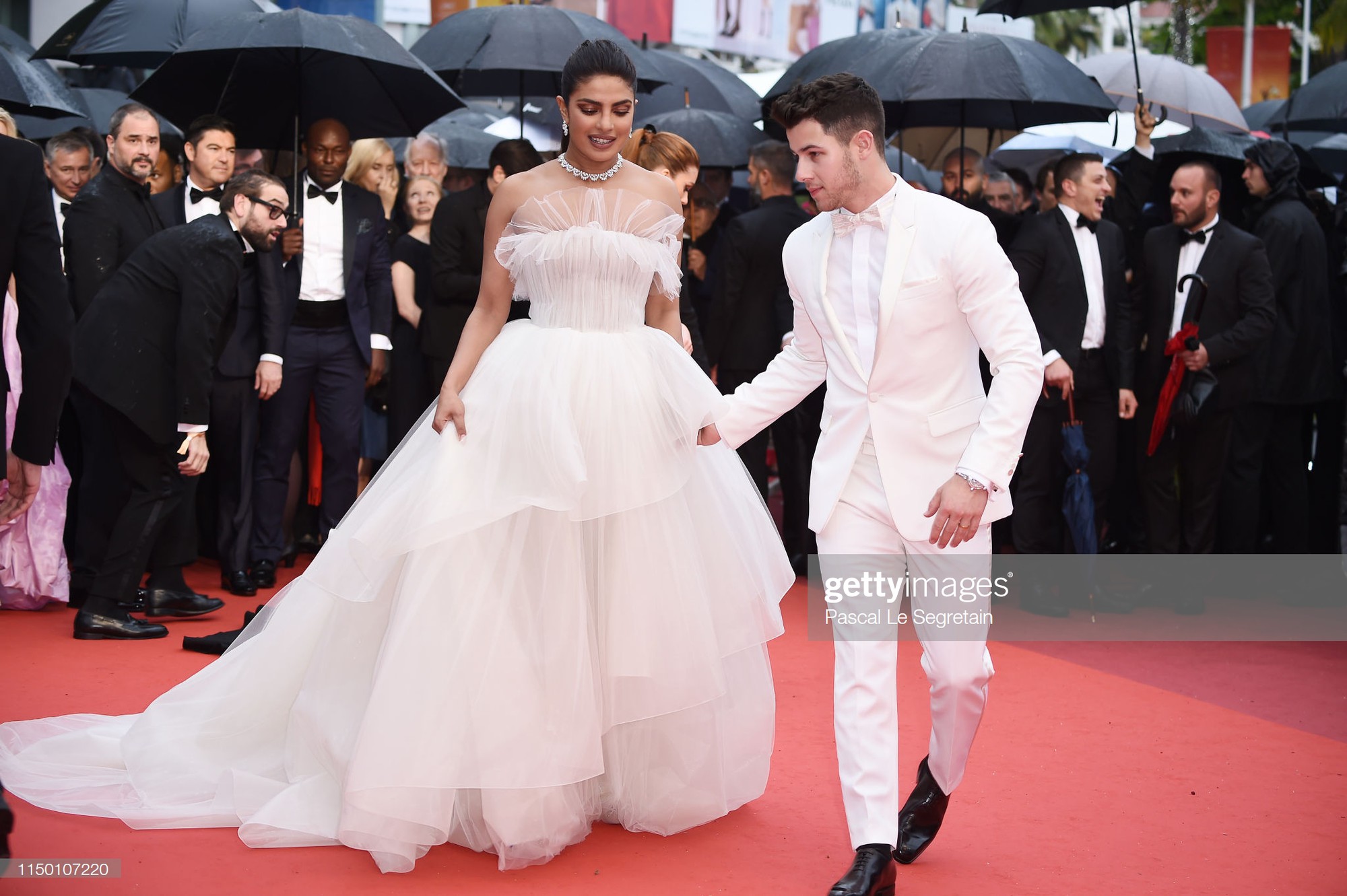 Thảm đỏ Cannes nhường spotlight cho Nick Jonas cung phụng Hoa hậu, Sui He gây sốc như không mặc gì - Ảnh 1. Thảm đỏ Cannes nhường spotlight cho Nick Jonas cung phụng Hoa hậu, Sui He gây sốc như không mặc gì - Ảnh 1.