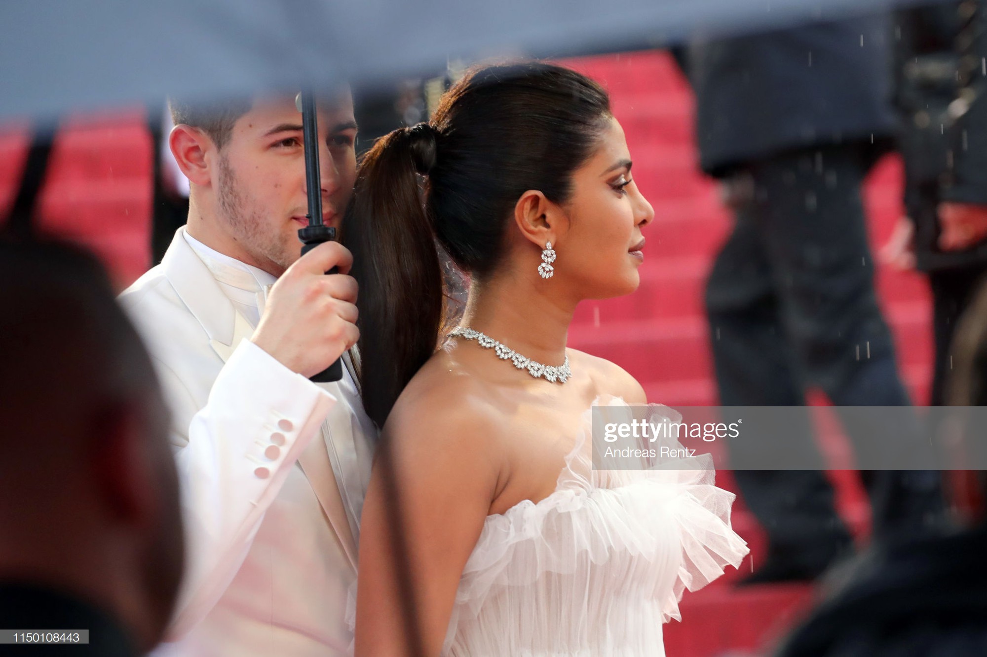 Thảm đỏ Cannes nhường spotlight cho Nick Jonas cung phụng Hoa hậu, Sui He gây sốc như không mặc gì - Ảnh 6. Thảm đỏ Cannes nhường spotlight cho Nick Jonas cung phụng Hoa hậu, Sui He gây sốc như không mặc gì - Ảnh 6.