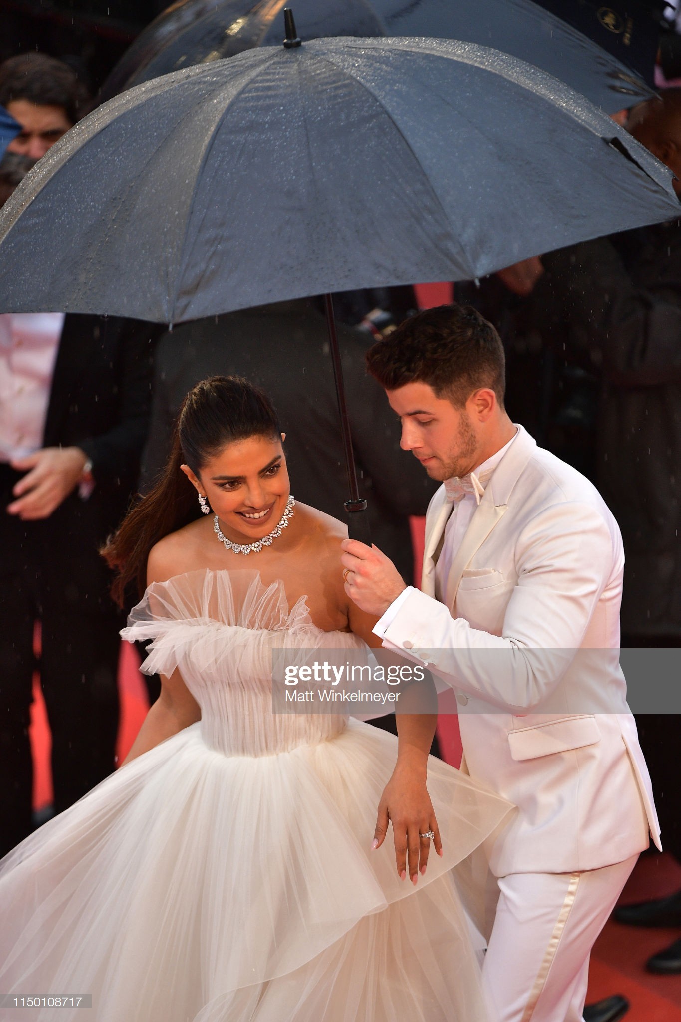 Thảm đỏ Cannes nhường spotlight cho Nick Jonas cung phụng Hoa hậu, Sui He gây sốc như không mặc gì - Ảnh 9. Thảm đỏ Cannes nhường spotlight cho Nick Jonas cung phụng Hoa hậu, Sui He gây sốc như không mặc gì - Ảnh 9.