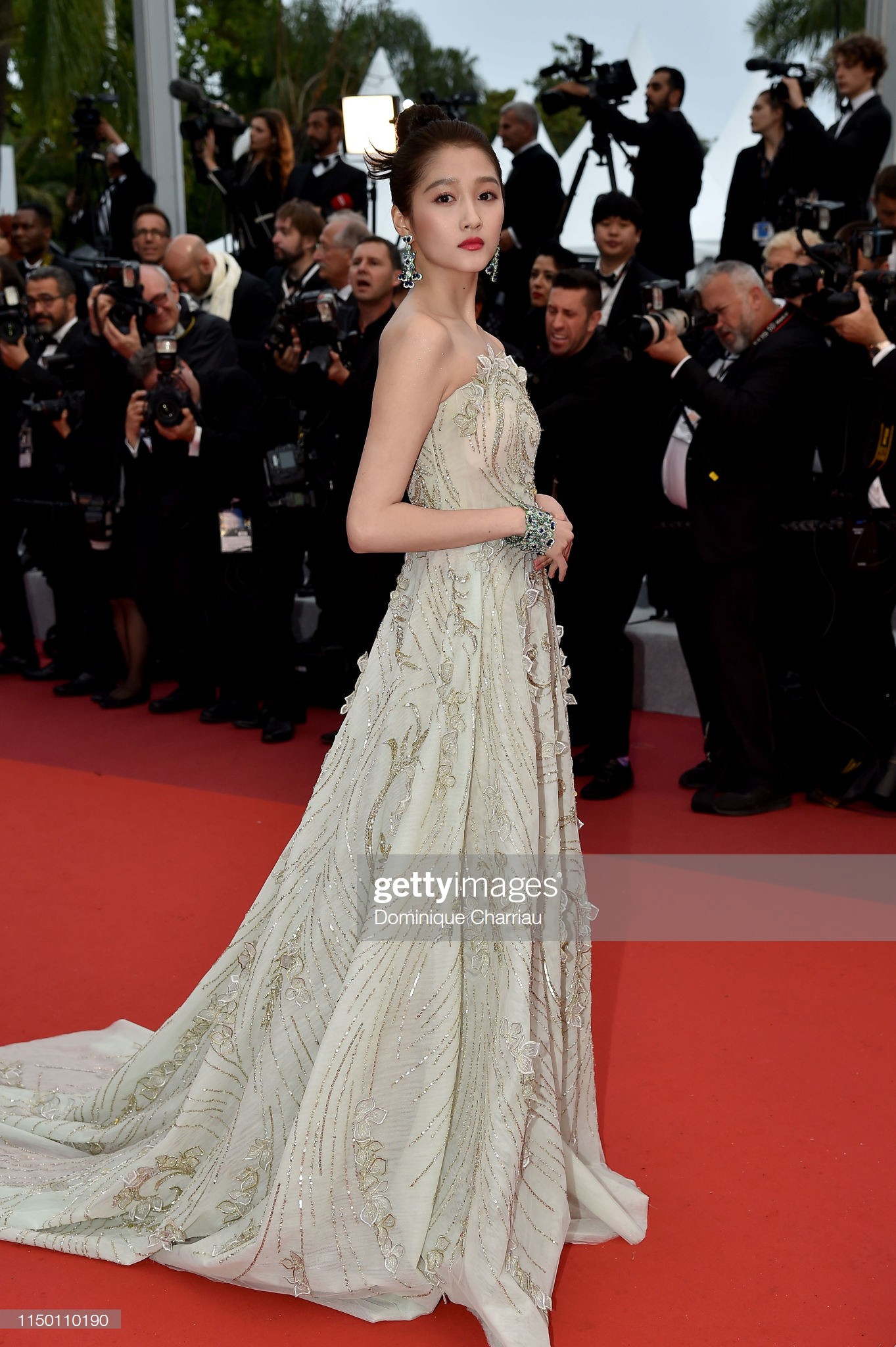 Thảm đỏ Cannes nhường spotlight cho Nick Jonas cung phụng Hoa hậu, Sui He gây sốc như không mặc gì - Ảnh 18. Thảm đỏ Cannes nhường spotlight cho Nick Jonas cung phụng Hoa hậu, Sui He gây sốc như không mặc gì - Ảnh 18.
