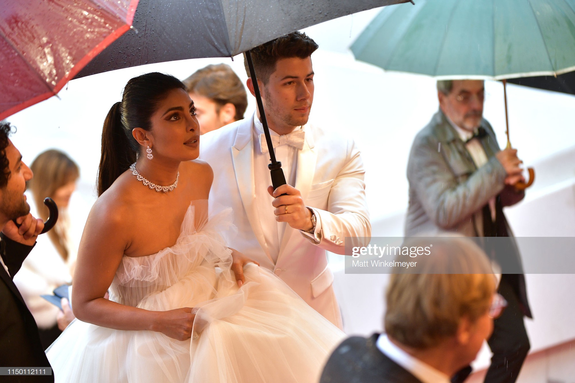 Thảm đỏ Cannes nhường spotlight cho Nick Jonas cung phụng Hoa hậu, Sui He gây sốc như không mặc gì - Ảnh 10. Thảm đỏ Cannes nhường spotlight cho Nick Jonas cung phụng Hoa hậu, Sui He gây sốc như không mặc gì - Ảnh 10.