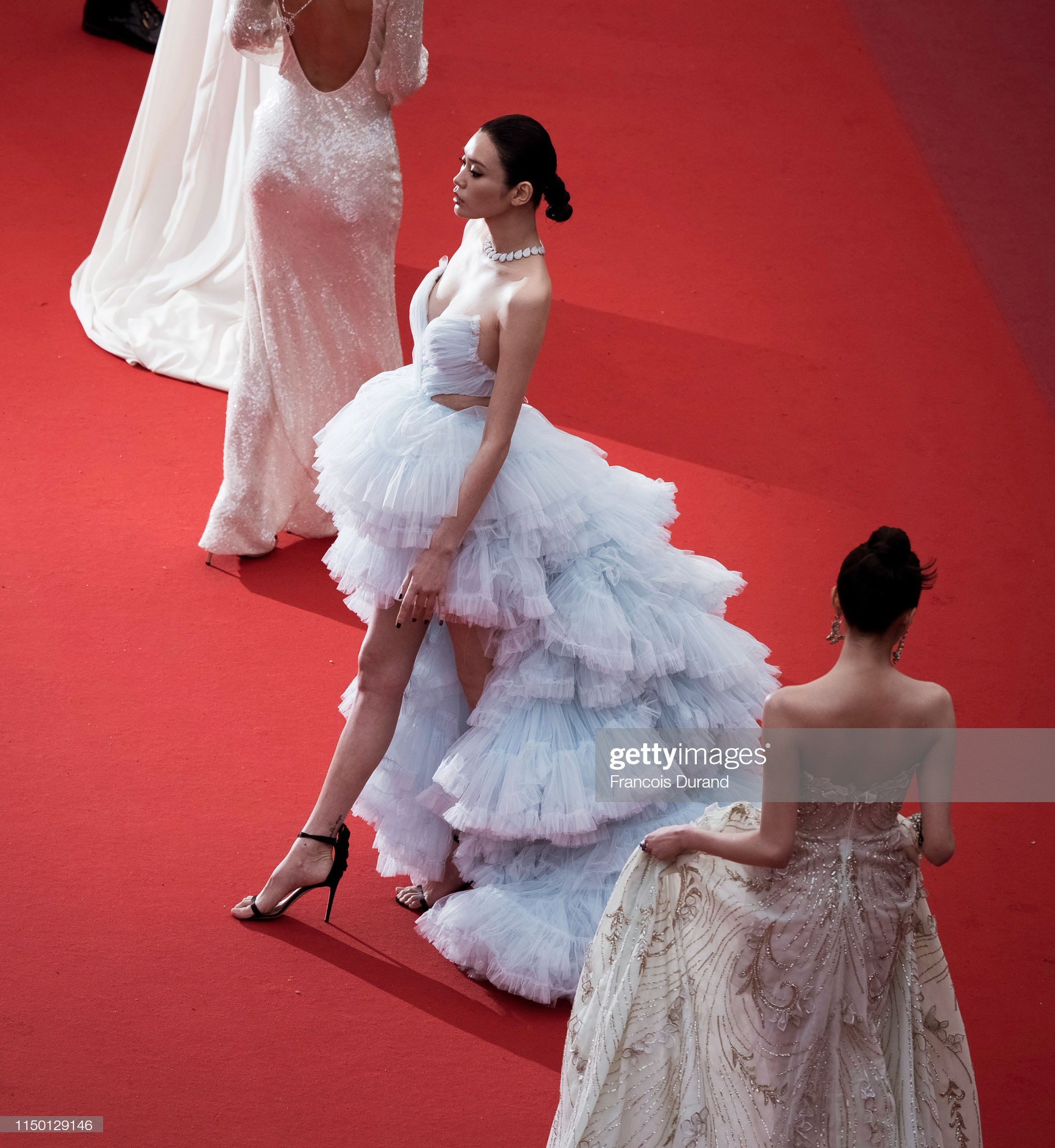 2 thái cực phong cách của 2 chân dài Victorias Secret Trung Quốc tại Cannes: Ming Xi như công chúa, Sui He phô phang đến bức người - Ảnh 4. 2 thái cực phong cách của 2 chân dài Victorias Secret Trung Quốc tại Cannes: Ming Xi như công chúa, Sui He phô phang đến bức người - Ảnh 4.