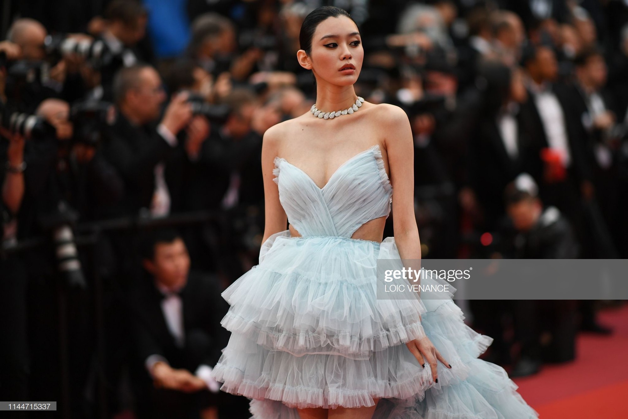 2 thái cực phong cách của 2 chân dài Victorias Secret Trung Quốc tại Cannes: Ming Xi như công chúa, Sui He phô phang đến bức người - Ảnh 3. 2 thái cực phong cách của 2 chân dài Victorias Secret Trung Quốc tại Cannes: Ming Xi như công chúa, Sui He phô phang đến bức người - Ảnh 3.