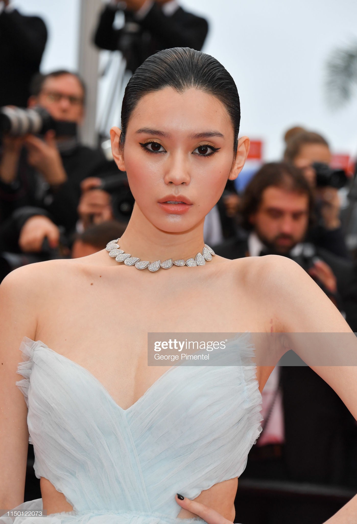 2 thái cực phong cách của 2 chân dài Victorias Secret Trung Quốc tại Cannes: Ming Xi như công chúa, Sui He phô phang đến bức người - Ảnh 5. 2 thái cực phong cách của 2 chân dài Victorias Secret Trung Quốc tại Cannes: Ming Xi như công chúa, Sui He phô phang đến bức người - Ảnh 5.