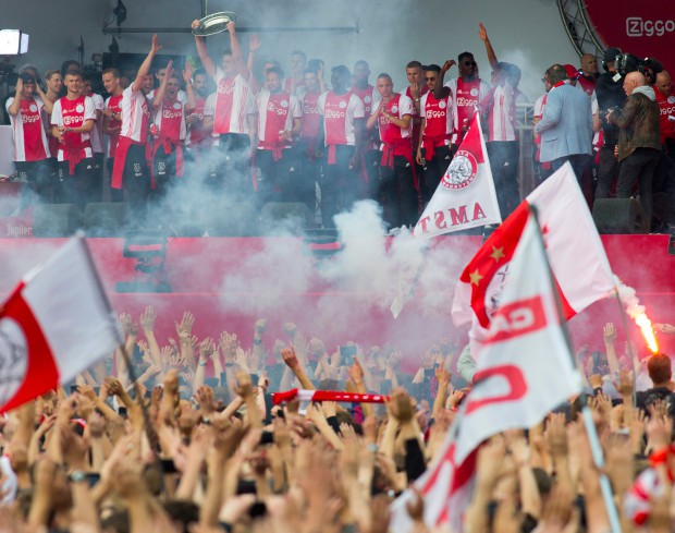 Đội trưởng 19 tuổi đẹp trai như thi&ecirc;n thần của Ajax phải cắt quần thi đấu v&igrave; đ&ugrave;i qu&aacute; to - Ảnh 12.
