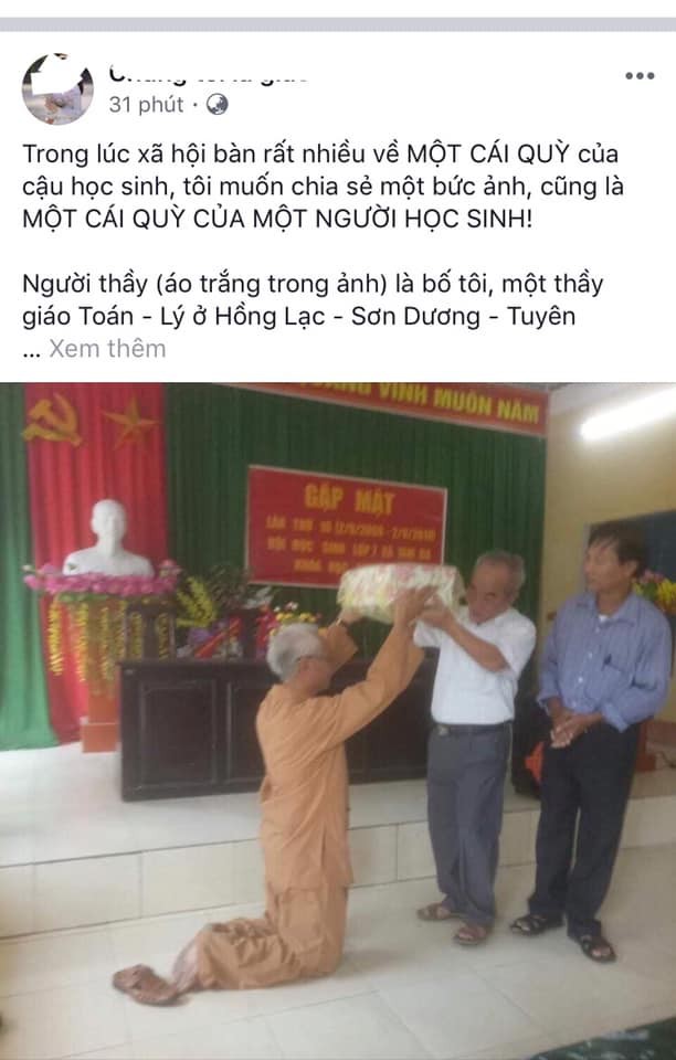 Bức ảnh người học trò đầu bạc quỳ trước thầy giáo cũ khiến cộng đồng mạng xúc động - Ảnh 1.