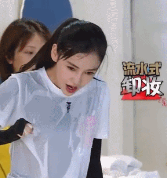Gương mặt bị tạt nước xối xả nhưng kh&ocirc;ng tr&ocirc;i lớp make up của Angela Baby g&acirc;y sốt mạng x&atilde; hội - Ảnh 4.