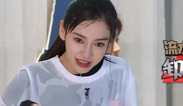 Gương mặt bị tạt nước xối xả nhưng kh&ocirc;ng tr&ocirc;i lớp make up của Angela Baby g&acirc;y sốt mạng x&atilde; hội - Ảnh 5.