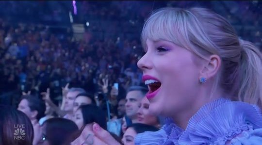 Nhìn lại các khoảnh khắc hiếm có tại BBMAs 2019: Drake ngơ ngác tìm BTS, Taylor Swift như fangirl trước màn biểu diễn của Mariah Carey - Ảnh 10.