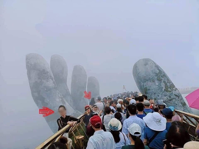 Góc chơi trội: Du khách chui hẳn ra ngoài lan can Cầu Vàng để chụp ảnh khiến nhiều người thót tim - Ảnh 1. Góc chơi trội: Du khách chui hẳn ra ngoài lan can Cầu Vàng để chụp ảnh khiến nhiều người thót tim - Ảnh 1.