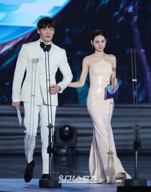 Xuất hiện sương sương tại Baeksang, 2 mỹ nhân biến luôn nữ thần Suzy và IU thành nhi đồng nhờ body quá hot - Ảnh 7.