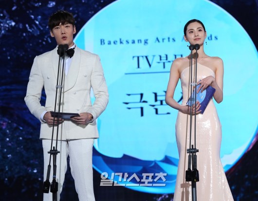 Xuất hiện sương sương tại Baeksang, 2 mỹ nhân biến luôn nữ thần Suzy và IU thành nhi đồng nhờ body quá hot - Ảnh 9.