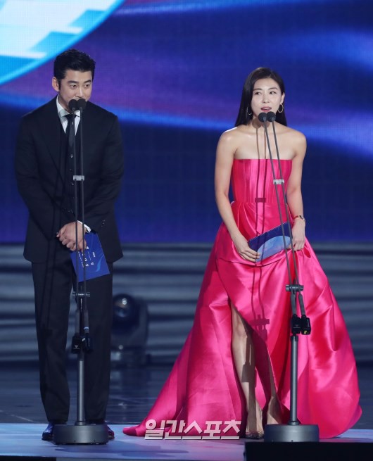 Xuất hiện sương sương tại Baeksang, 2 mỹ nhân biến luôn nữ thần Suzy và IU thành nhi đồng nhờ body quá hot - Ảnh 3.