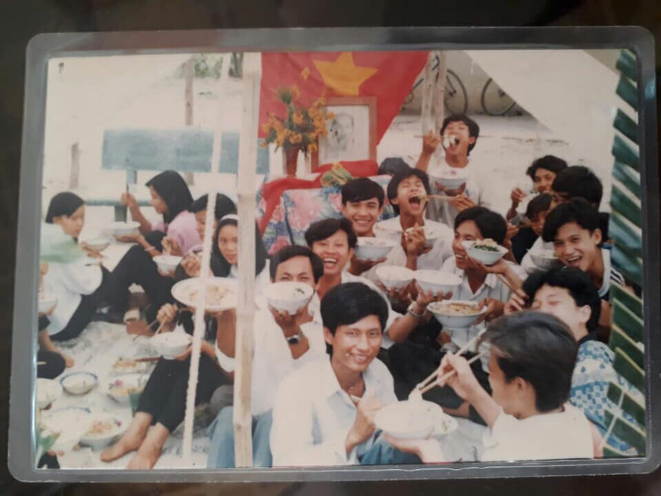 Lớp nhà người ta sau 24 năm ra trường đi họp không thiếu một ai, tất cả nhìn vào đây mà hổ thẹn đi - Ảnh 1. Lớp nhà người ta sau 24 năm ra trường đi họp không thiếu một ai, tất cả nhìn vào đây mà hổ thẹn đi - Ảnh 1.