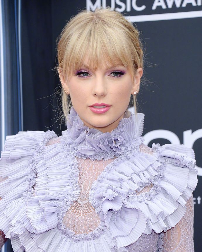 Trang phục bị chê sến súa nhưng Taylor Swift vẫn khiến MXH Weibo sốt xình xịch vì makeup quá đẹp - Ảnh 3.