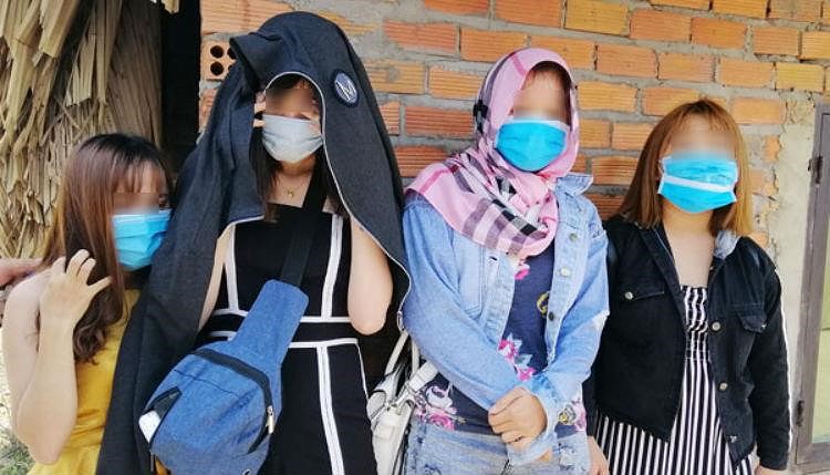 Nhiều cô gái cầu cứu trong quán cà phê sung sướng ở Đồng Nai - Ảnh 1.