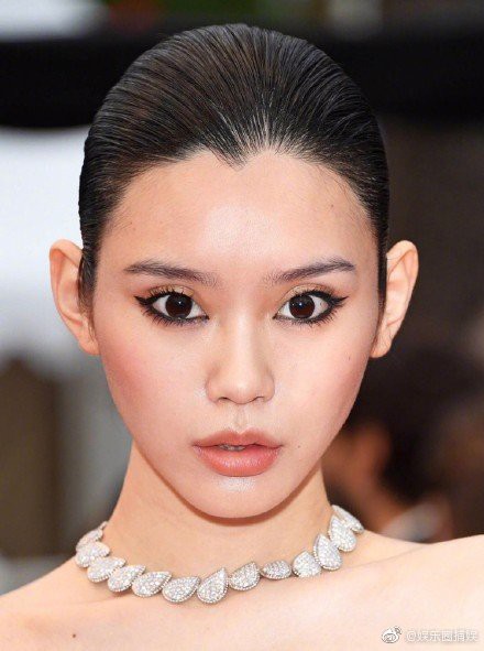 Ám ảnh nhất Weibo: Đôi mắt trợn tròn, vô cảm của Ming Xi tại Cannes bất ngờ bị so sánh với... Angela Baby - Ảnh 2.
