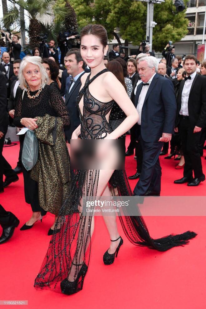 Ngọc Trinh lần đầu đi thảm đỏ Cannes đã gây sốc với trang phục hở hang nhức mắt, khoe thân quá đà - Ảnh 1.