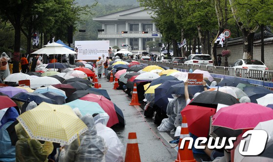 Hơn 1.700 người xếp hàng dài đội mưa biểu tình trước dinh Tổng thống, phẫn nộ vì vụ bê bối Burning Sun và Seungri - Ảnh 3.