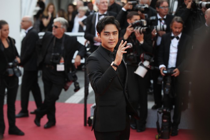 Xuất hiện trẻ trung tại Cannes, khán giả thắc mắc: Thời gian bỏ quên Hoàng tử ếch Minh Đạo mất rồi! - Ảnh 3.