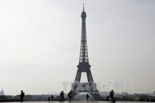 Tháp Eiffel đóng cửa do một đối tượng tìm cách trèo lên - Ảnh 1.