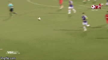 Quang Hải khống chế b&oacute;ng đẹp kh&oacute; tin, mở đầu cho b&agrave;n thắng như trong game của H&agrave; Nội FC - Ảnh 2.