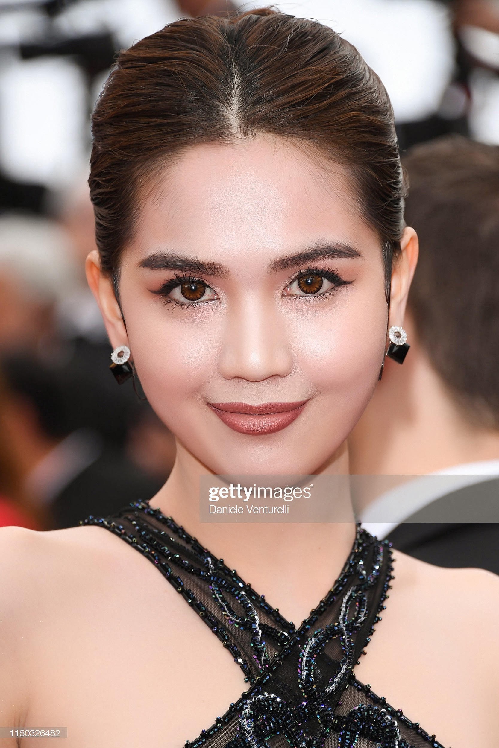 Hở Táo Bạo Ngọc Trinh Thảm đó Cannes 2019 Bị Chỉ Trích