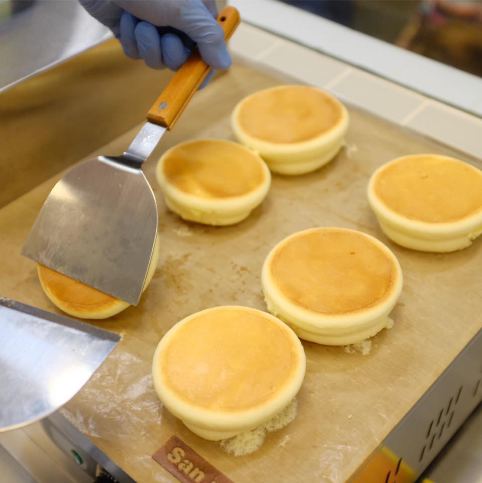 Pancake souffle kiểu Nhật bông mịn như mây khiến ai cũng thèm đã có mặt ở Sài Gòn với cửa hàng tông hồng sống ảo - Ảnh 5. Pancake souffle kiểu Nhật bông mịn như mây khiến ai cũng thèm đã có mặt ở Sài Gòn với cửa hàng tông hồng sống ảo - Ảnh 5.
