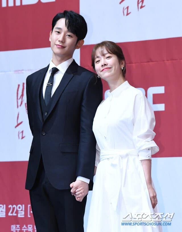 Hình ảnh déjà vu của mỹ nam Jung Hae In: Lại đóng cặp và nắm tay thân mật cùng 1 chị đẹp, nhưng không phải là Son Ye Jin - Ảnh 1.