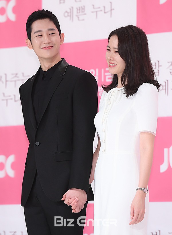 Hình ảnh déjà vu của mỹ nam Jung Hae In: Lại đóng cặp và nắm tay thân mật cùng 1 chị đẹp, nhưng không phải là Son Ye Jin - Ảnh 3.