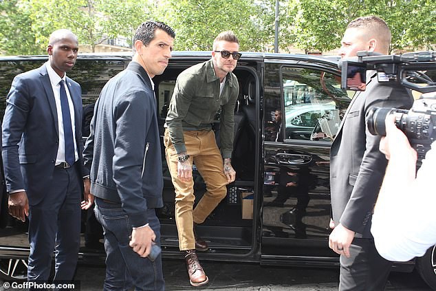 Đặt hình ảnh 2 thế hệ cặp đôi nhà Beckham lên bàn cân: Vợ chồng Vic - Beck thần thái áp đảo cặp đôi của con trai lớn - Ảnh 2. Đặt hình ảnh 2 thế hệ cặp đôi nhà Beckham lên bàn cân: Vợ chồng Vic - Beck thần thái áp đảo cặp đôi của con trai lớn - Ảnh 2.