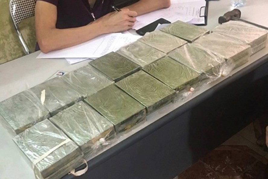 Cả gia đình bị bắt giữ khi vận chuyển 30 bánh heroin - Ảnh 1. Cả gia đình bị bắt giữ khi vận chuyển 30 bánh heroin - Ảnh 1.