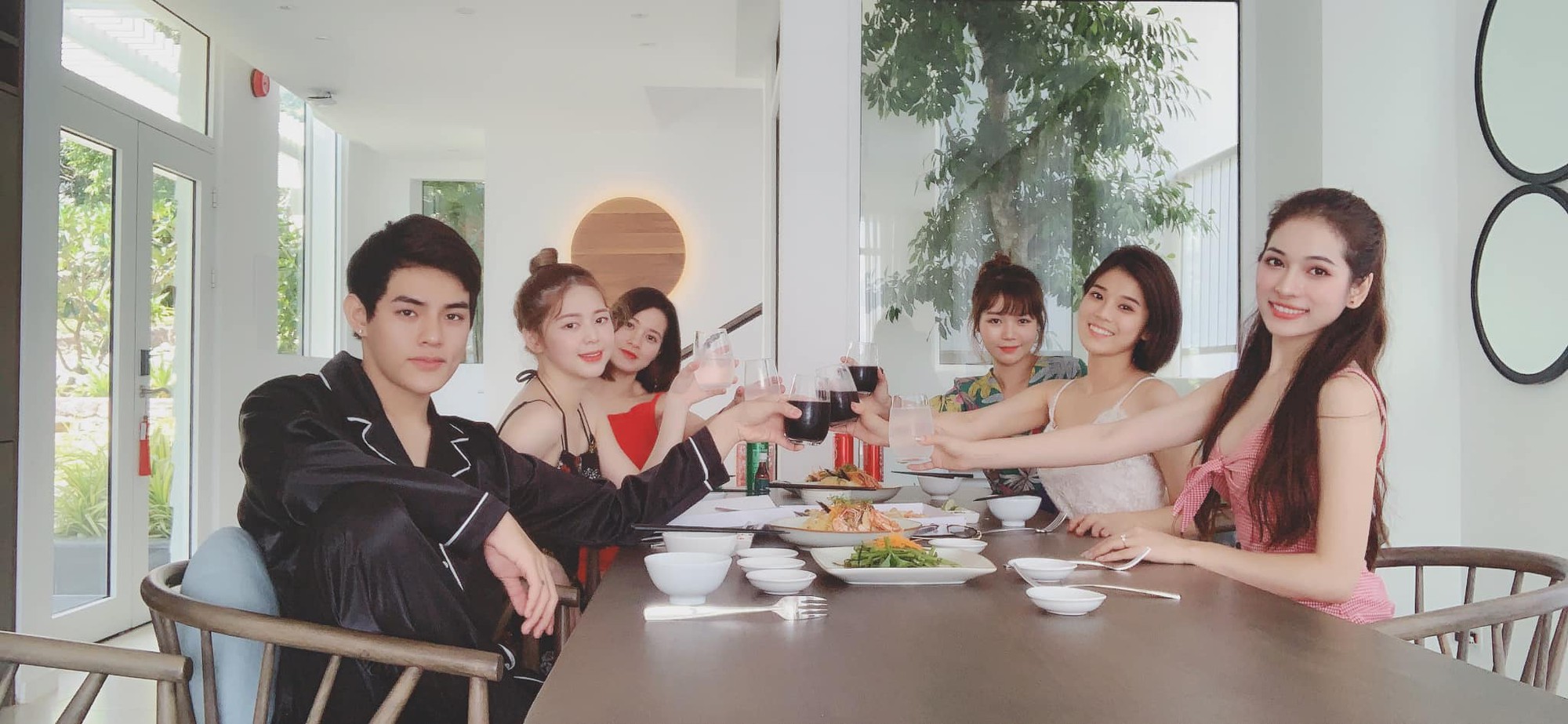 Bạn gái Dương Khắc Linh đưa cả hội bạn thân đi du lịch, tổ chức tiệc độc thân trước ngày cưới - Ảnh 4. Bạn gái Dương Khắc Linh đưa cả hội bạn thân đi du lịch, tổ chức tiệc độc thân trước ngày cưới - Ảnh 4.